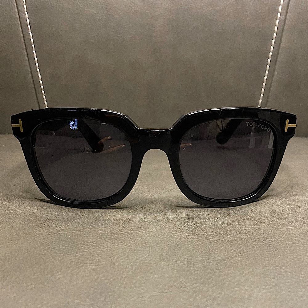 unisex TOM FORD shades. - Picture 2 of 5